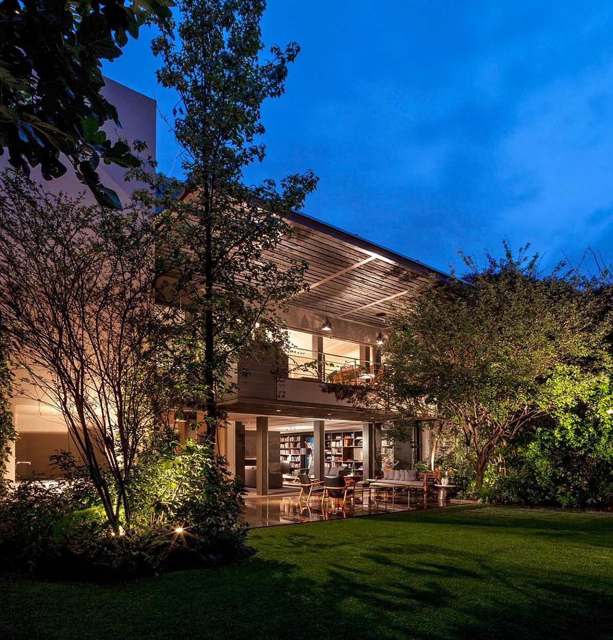 Outdoor-dining-and-hagout-at-the-lavish-home-in-Mexico.jpg